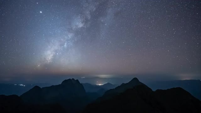 夜间银河和山顶流星雨的延时视频。视频素材