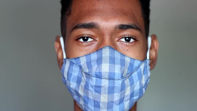 年轻的黑人摘掉了冠状病毒口罩视频素材