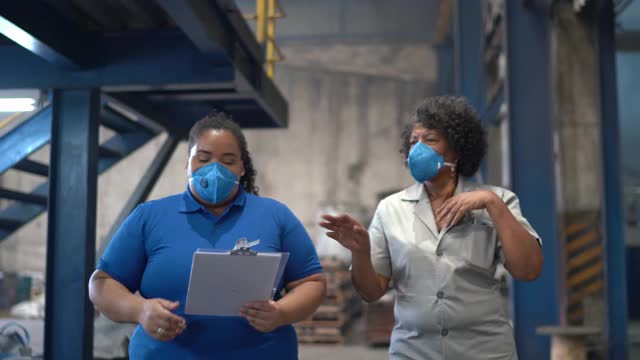 在工厂举行的非正式会议上，工业员工散步视频下载