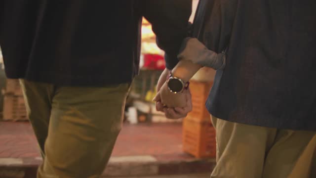 一對亞洲情侶在街頭小吃上約會。視頻下載