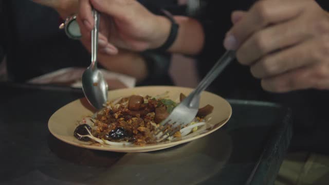 一对亚洲情侣在街头小吃上约会。视频下载