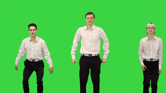 三个穿着白衬衫的家伙在绿屏上的镜头前跳着同步舞蹈视频素材