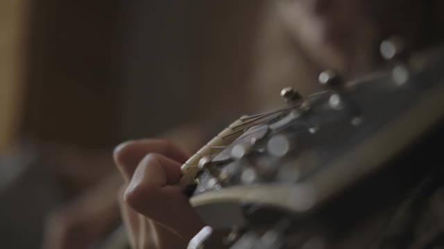 吉他指板:弹吉他的富有创造力的女音乐家。视频下载
