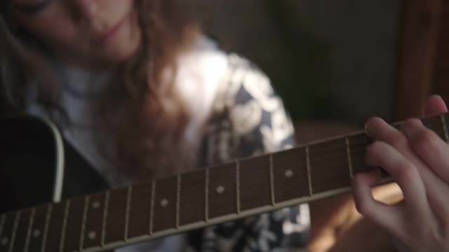 女人写一首歌，在笔记本上写单词，弹吉他视频下载
