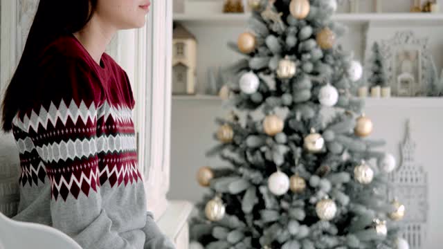 亚洲男人和女人的情人在圣诞节送礼物在他家里的客厅。视频素材