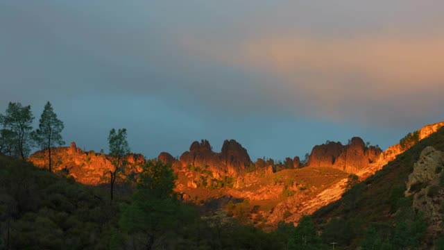 火山高峰，灰色松树和傍晚的光，尖峰国家公园，圣贝尼托县，加利福尼亚州，4K视频视频素材