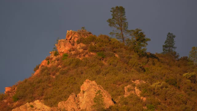 日出点燃的Talus峰和灰色松树，日出光在西部高峰，尖峰国家公园，圣贝尼托县，加利福尼亚州，4K视频视频素材