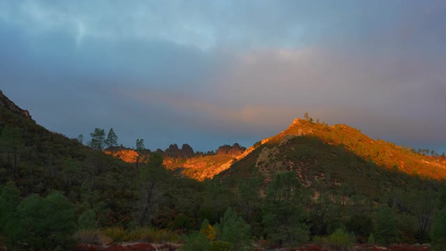 广角的高峰日出从草地，日出光在西部高峰，尖峰国家公园，圣贝尼托县，加利福尼亚州，4K视频视频素材