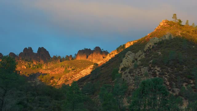 中等远摄视图北部的高峰日出，日出光在西部高峰，尖峰国家公园，圣贝尼托县，加利福尼亚州，4K视频。视频素材