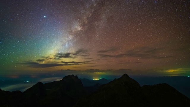 银河系在泰国清迈的Doi Luang Chiang道山脉上以4K延时拍摄视频素材