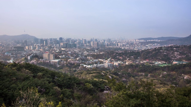 韩国首尔庆福宫周围的城市景观视频下载
