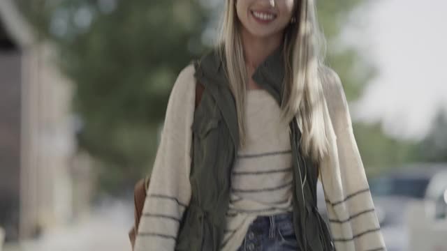 近距离的微笑自信的女人户外/愉快的树林，犹他州，美国视频素材