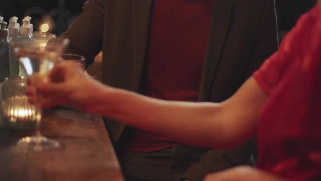 情侣们晚上坐在酒吧里喝着鸡尾酒浪漫约会视频下载