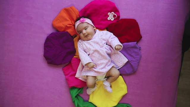 可爱的小女孩躺在毯子上视频下载