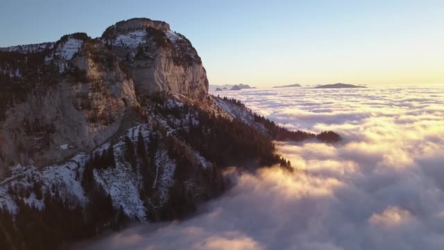 日落时法国阿尔卑斯山下移动的云视频素材