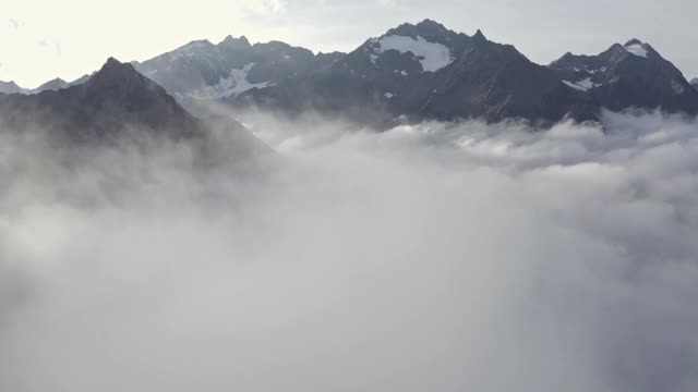 在皮兹塔尔山脉的云层上飞行视频素材