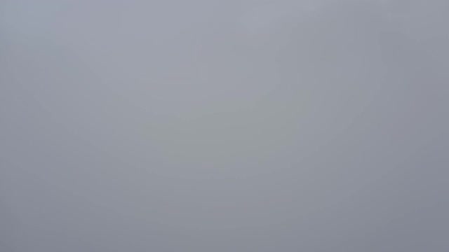 从云层中飞向塔沙弗纳冰川视频素材