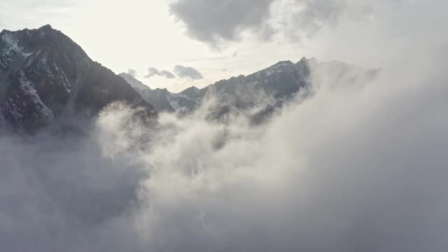 在皮兹塔尔山脉的云层上飞行视频素材