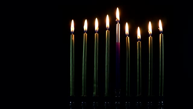 犹太光明节的节日，一个燃烧的烛台象征着犹太教传统的犹太节日视频素材