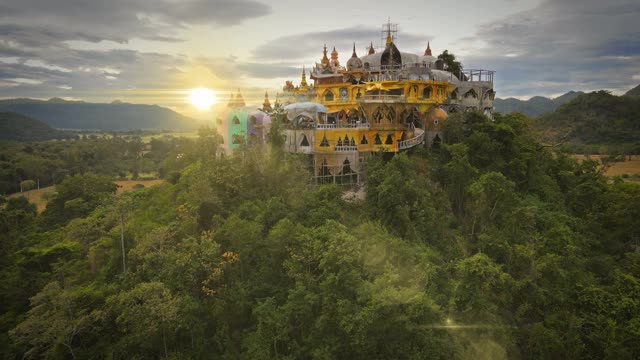 日落时分，泰国Nakhon Ratchasima Pak Chong Khao Yai寺中令人惊叹的寺庙视频素材