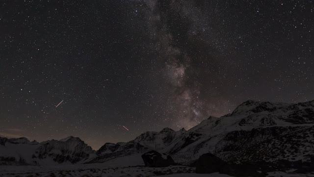 美丽的时间流逝的银河在雪覆盖的Sellrain山脉视频素材