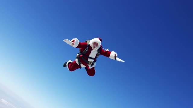 圣诞老人跳伞视频素材