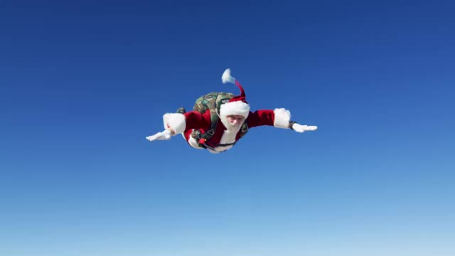 圣诞老人跳伞视频素材