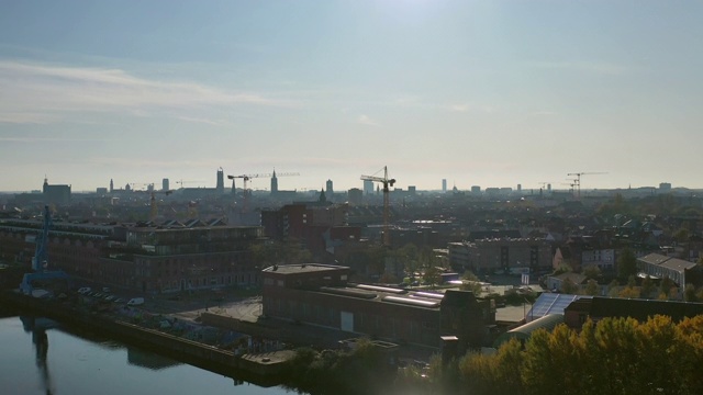 空中，波夫，城市景观与运河在一个阳光明媚的秋日，根特，比利时视频下载
