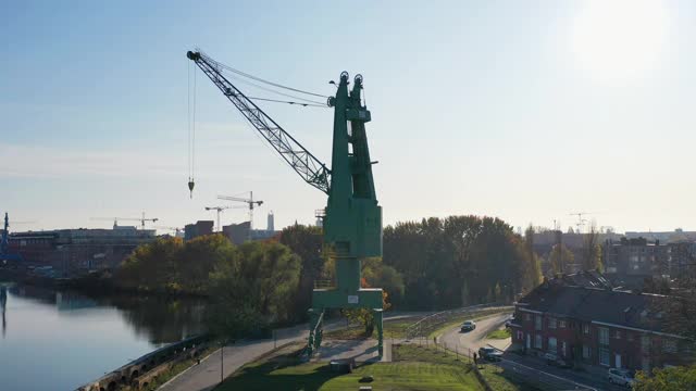 Aerial, pov，比利时根特运河旁的绿色建筑起重机视频素材