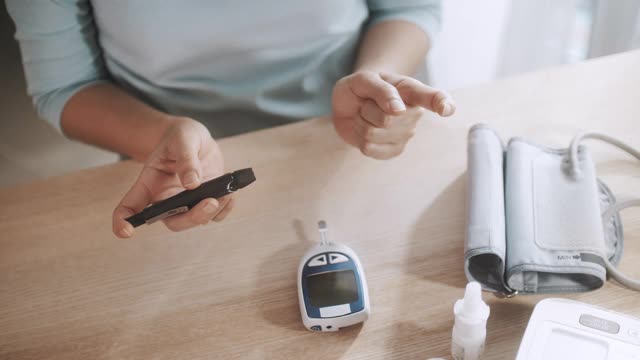 糖尿病患者使用血糖测量血糖水平视频素材