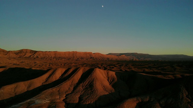 无人机全景美国西部沙漠在日落地平线和辉煌的科罗拉多在黄金时间4K视频系列视频下载