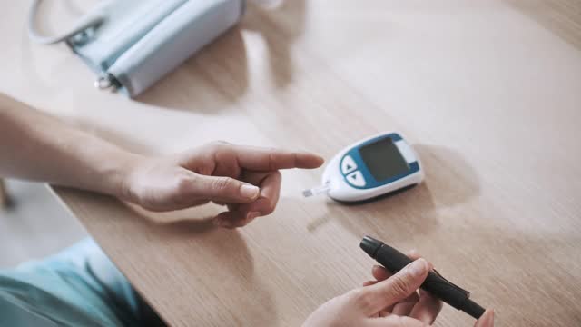 糖尿病患者使用血糖测量血糖水平视频素材