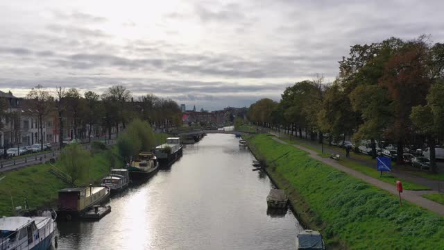 Aerial, pov，树木环绕的运河和Gent城市景观，比利时视频下载