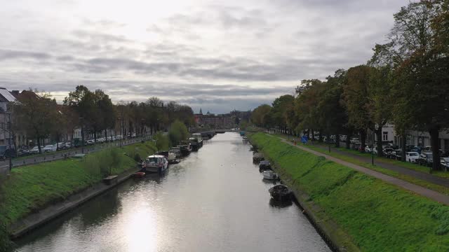 比利时根特，空中，波夫，阴天有运河的城市景观视频素材