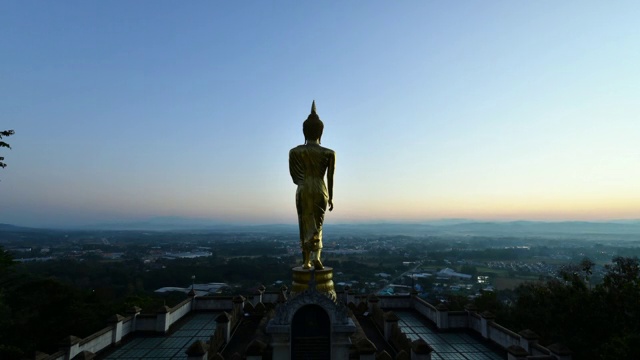 泰国南省，早晨矗立在高诺瓦佛寺的金色大佛，视频素材