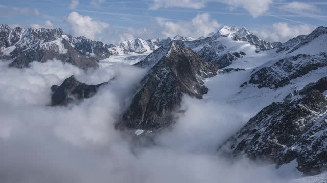 令人印象深刻的云在Pitztal山脉漂移的时间间隔视频素材