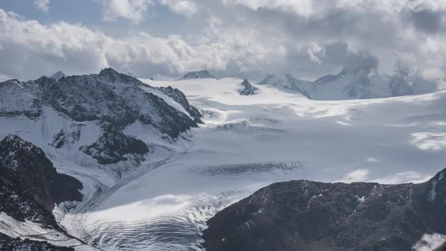 令人印象深刻的云在奥地利阿尔卑斯山Gepatschferner冰川上空飞行的时间流逝视频素材