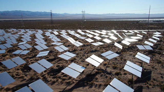 鸟瞰图的一个大型太阳能农场在加利福尼亚视频下载