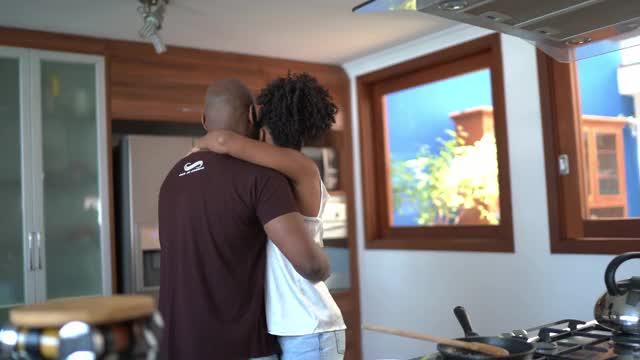 快乐的中年夫妇在家里的厨房跳舞视频下载