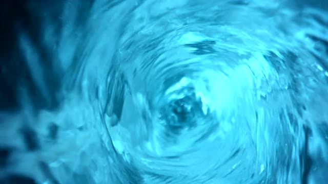 超级SLO MO水流旋涡进入排水口视频下载