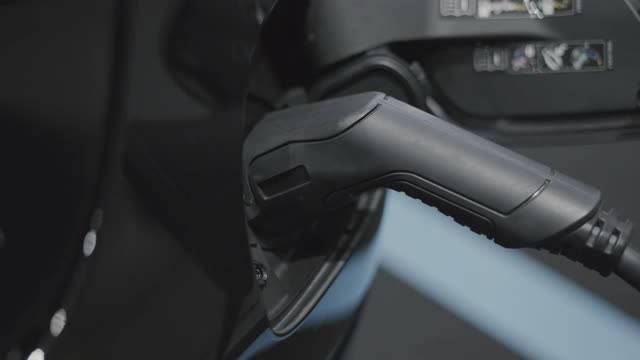 可持续能源:插电式混合动力汽车视频素材