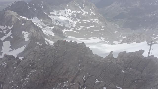 两名登山者登上奥地利阿尔卑斯山脉被云包围的德雷伦德斯皮茨峰视频素材