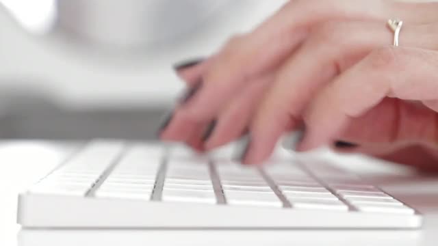 女性的手在键盘上打字视频素材