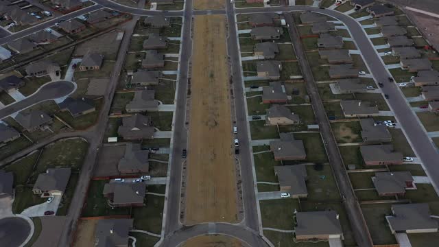 在一个对称的住宅开发项目上空飞行视频素材