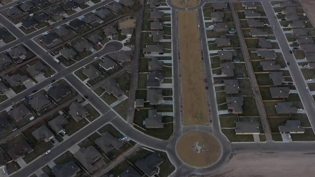 无人机视角下的对称郊区街道视频素材