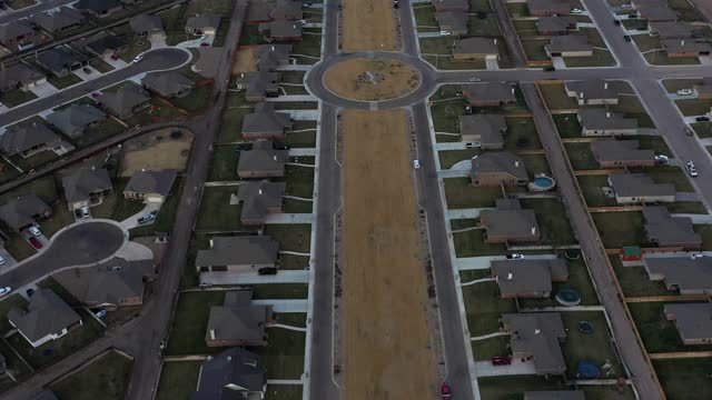 对称住宅开发中的郊区街道视频素材