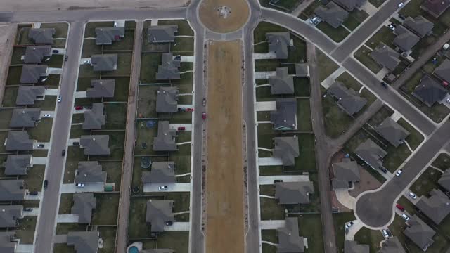 交通圈中对称的住宅开发视频素材