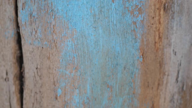 旧木的质地，绿松石，破旧的木板有裂缝和污渍。木制桌面的抽象背景视频素材
