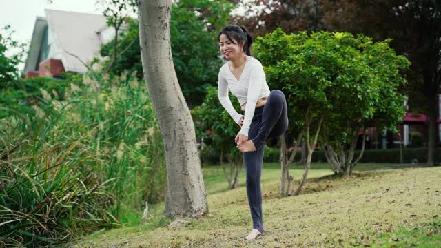 年轻女子在公园里练瑜伽视频下载