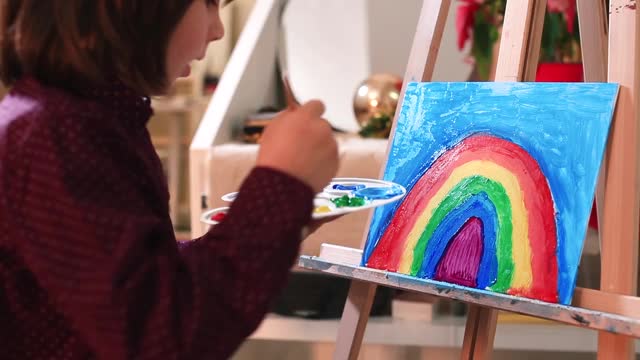少年作画彩虹硬面蘸调色板笔刷画云视频下载